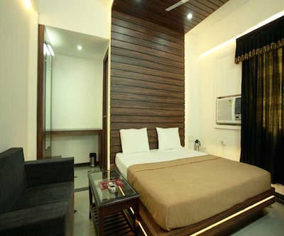 https://imgcld.yatra.com/ytimages/image/upload/t_hotel_yatra_city_desktop/v1434686857/Domestic Hotels/Hotels_Bhopal/Hotel Mohit Regency/ROOM.jpg